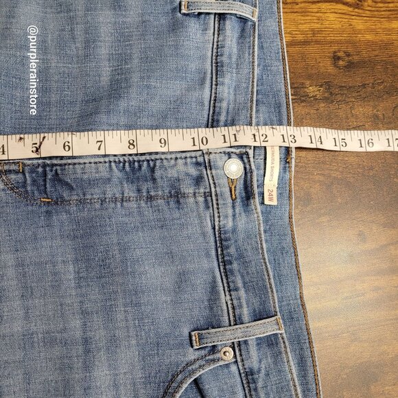 Levi's Classic Bermuda Shorts 24 W High Rise Tummy Control Medium Light Wash - Picture 10 of 13